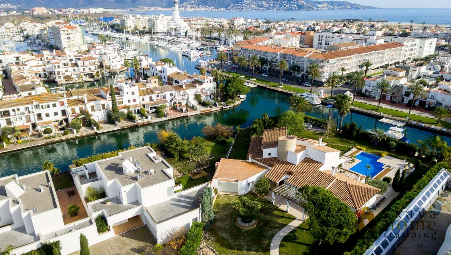 Exceptional property of high standing in Empuriabrava, with berth of 70 m