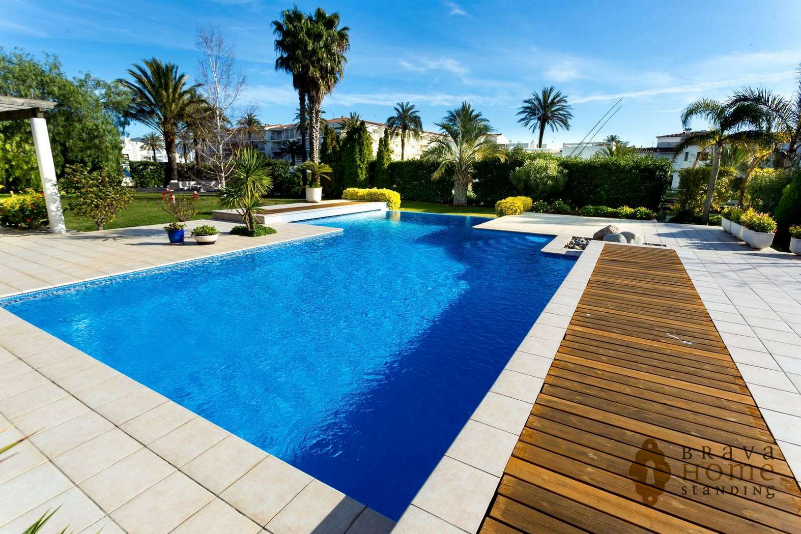 Exceptional property of high standing in Empuriabrava, with berth of 70 m