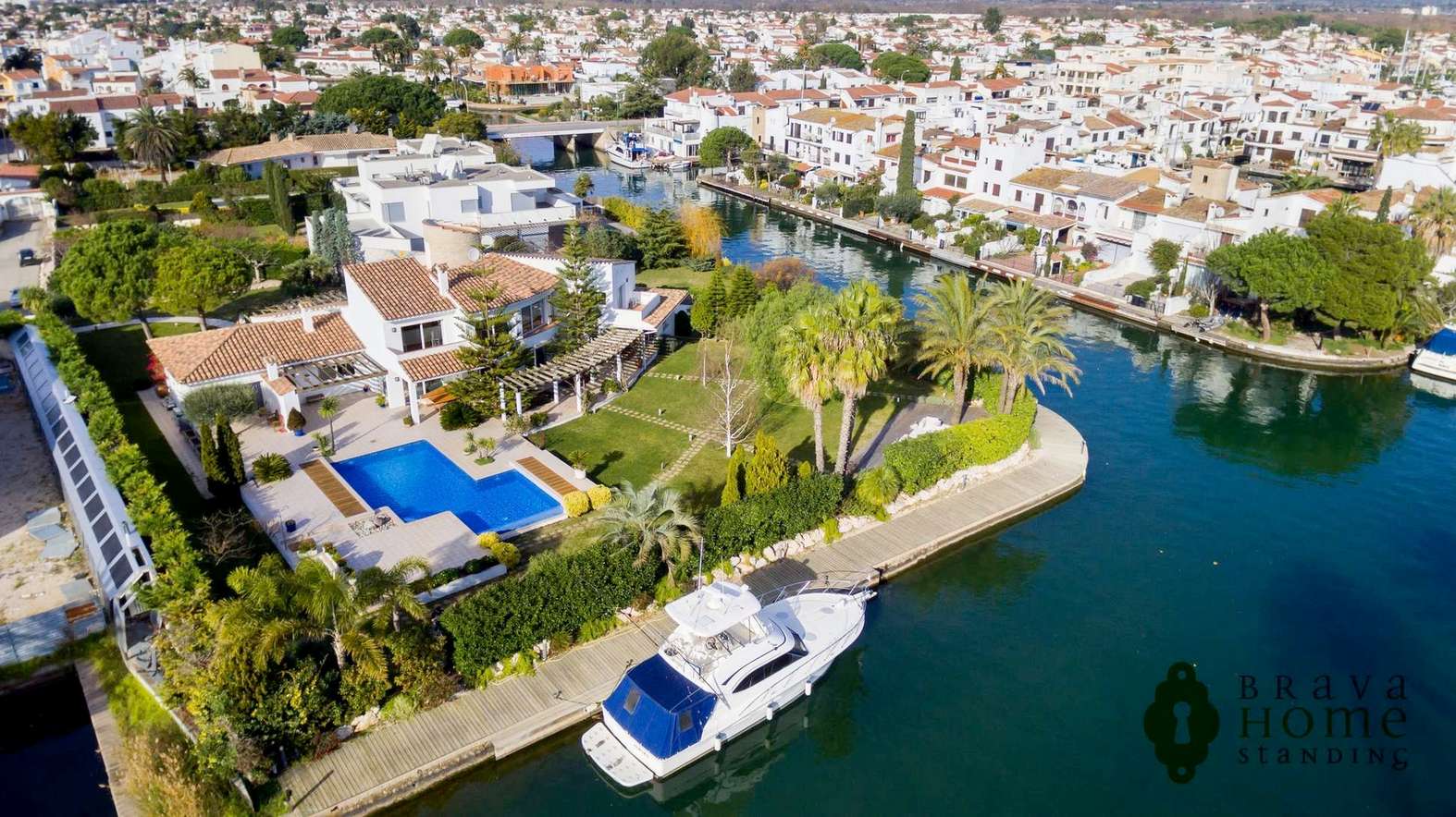 Espectacular mansión de lujo en Empuriabrava, con amarre de 70 m