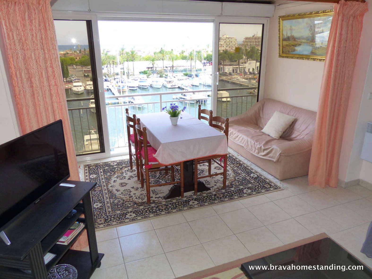 Apartamento dúplex con vistas al mar y al puerto de Empuriabrava en venta.
