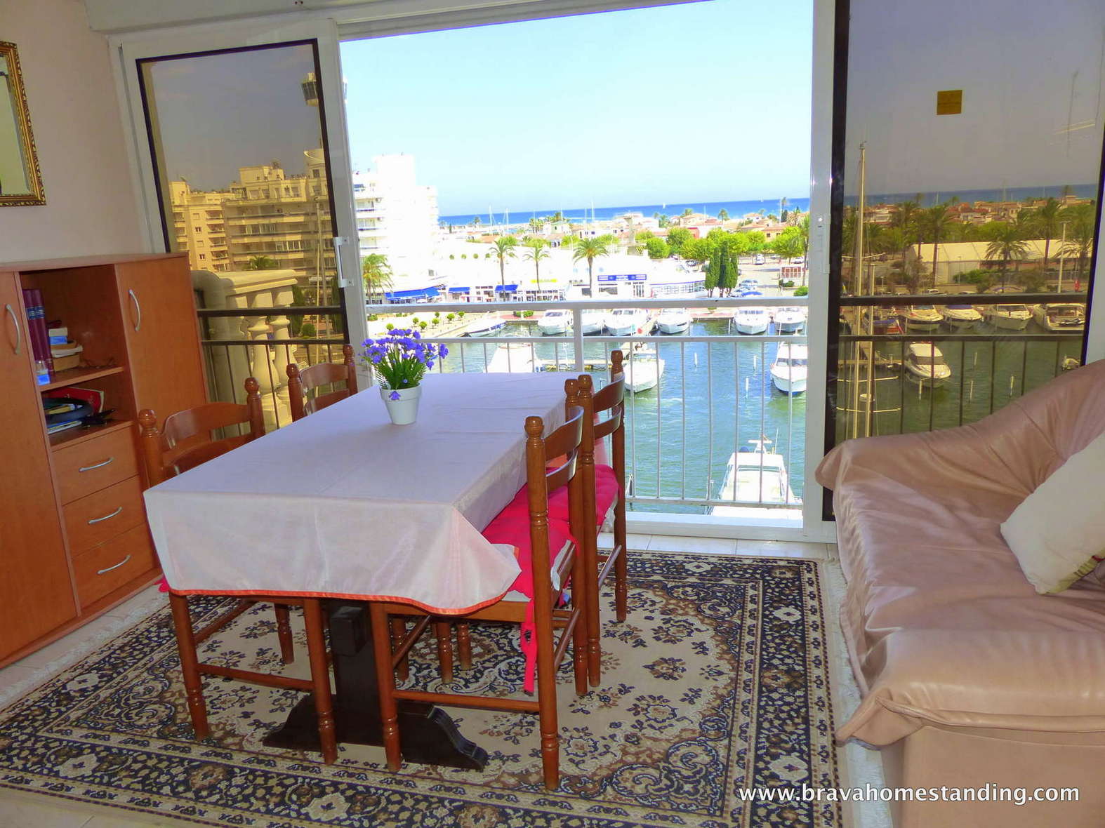 Apartamento dúplex con vistas al mar y al puerto de Empuriabrava en venta.