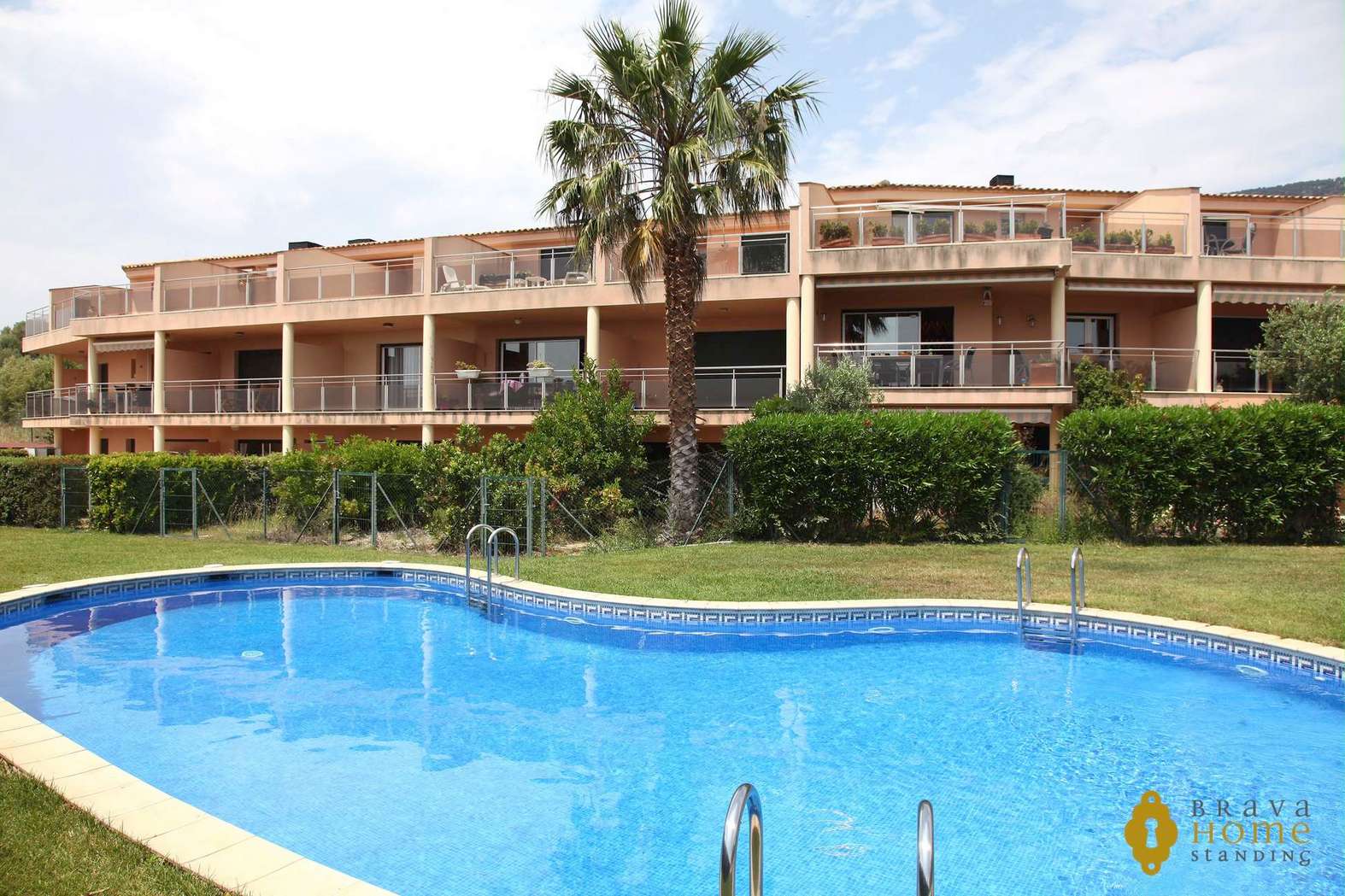 Appartement duplex avec piscine et vue mer à vendre à Palau Saverdera