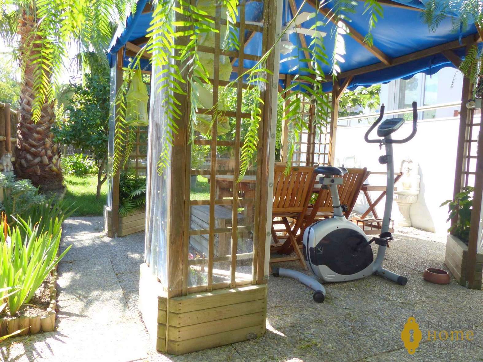 Magnífico apartamento con jardín privado en venta en Rosas - Santa Margarita