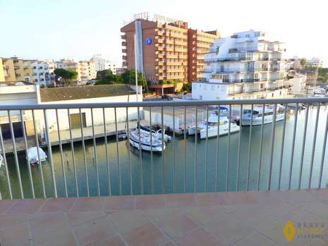 Renovated apartment with view over the canal for sale in Santa Margarita