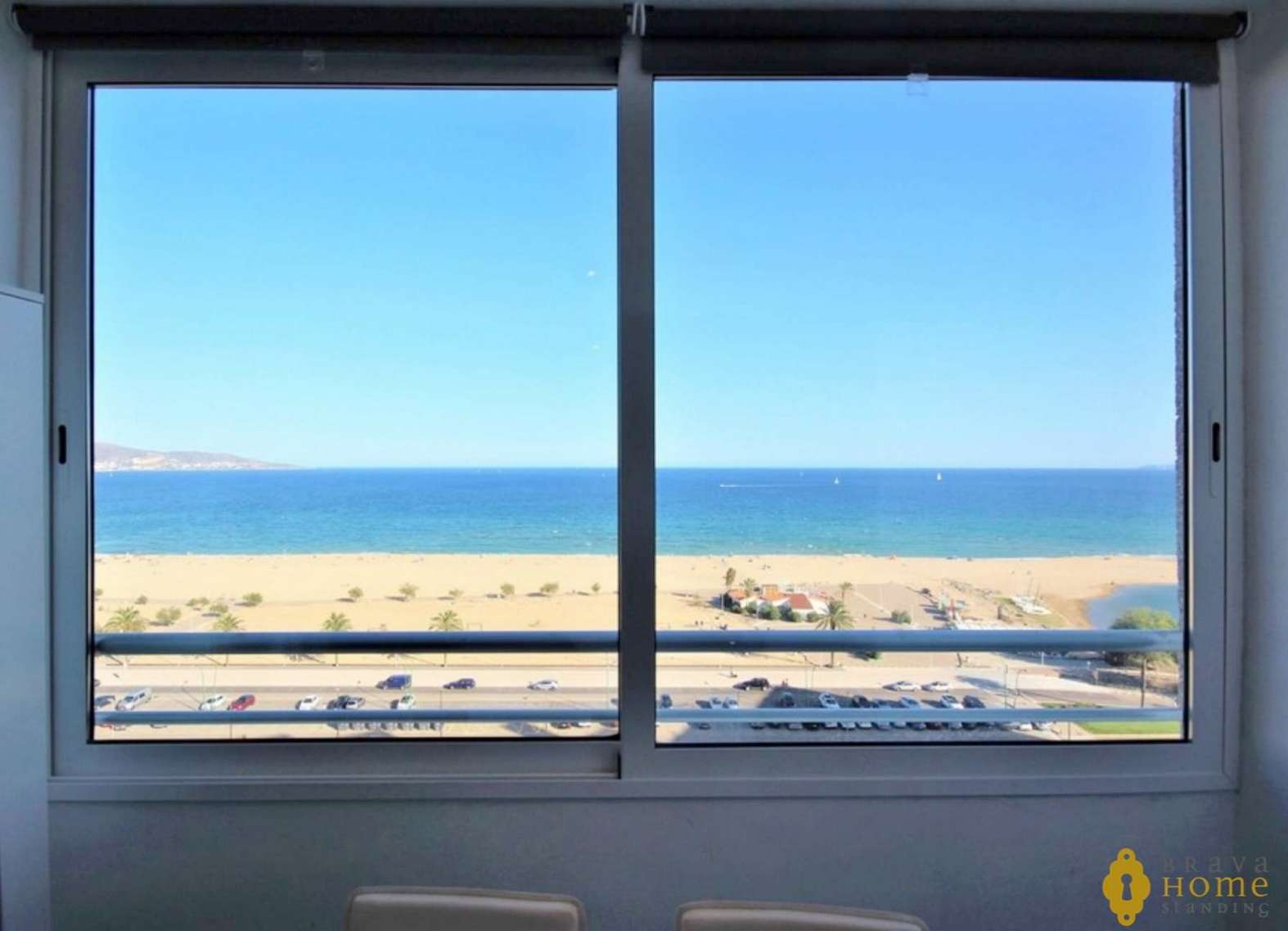 Superbe appartement rénové en 1ère ligne de mer, en vente à Empuriabrava