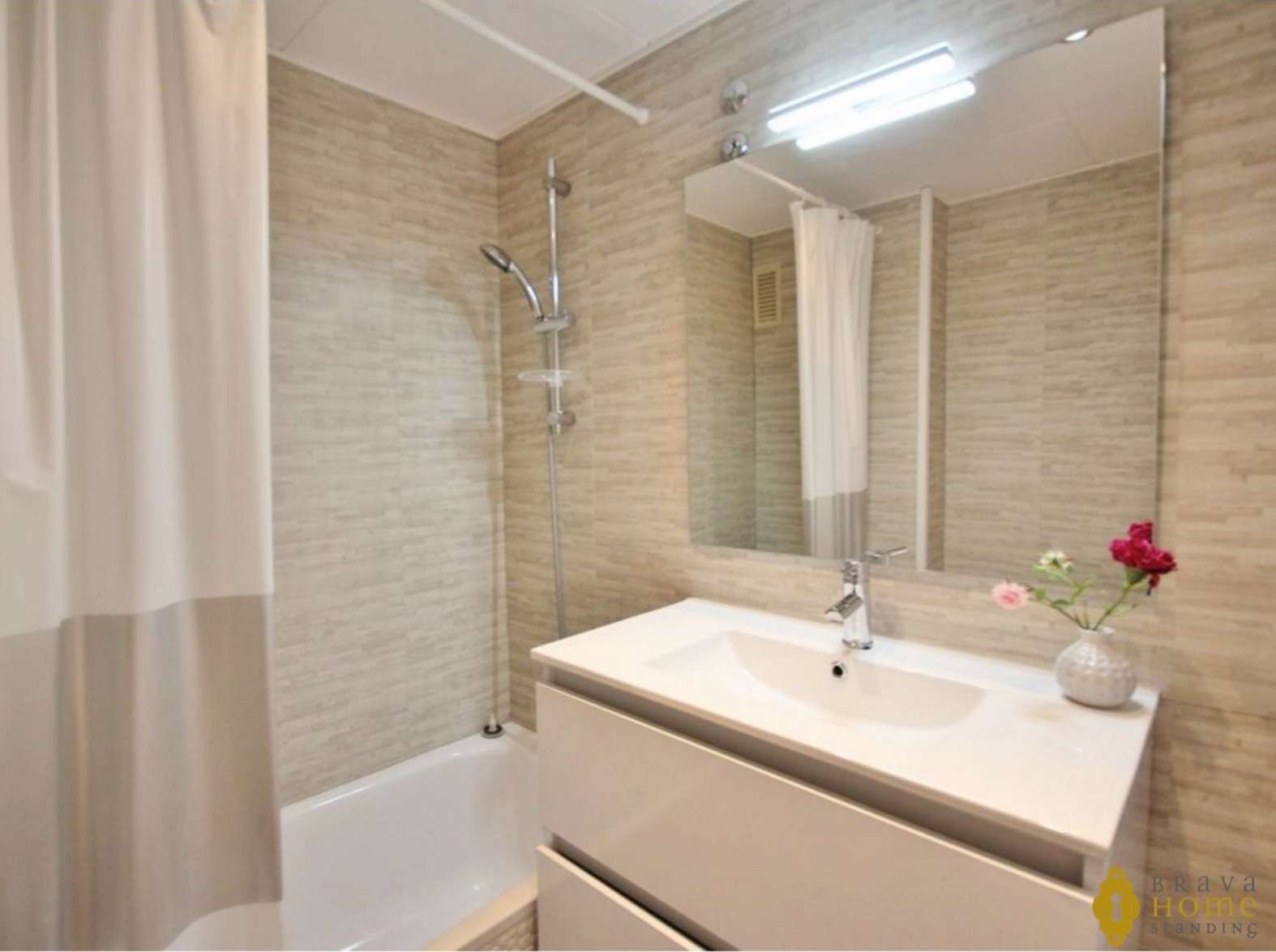 Superbe appartement rénové en 1ère ligne de mer, en vente à Empuriabrava