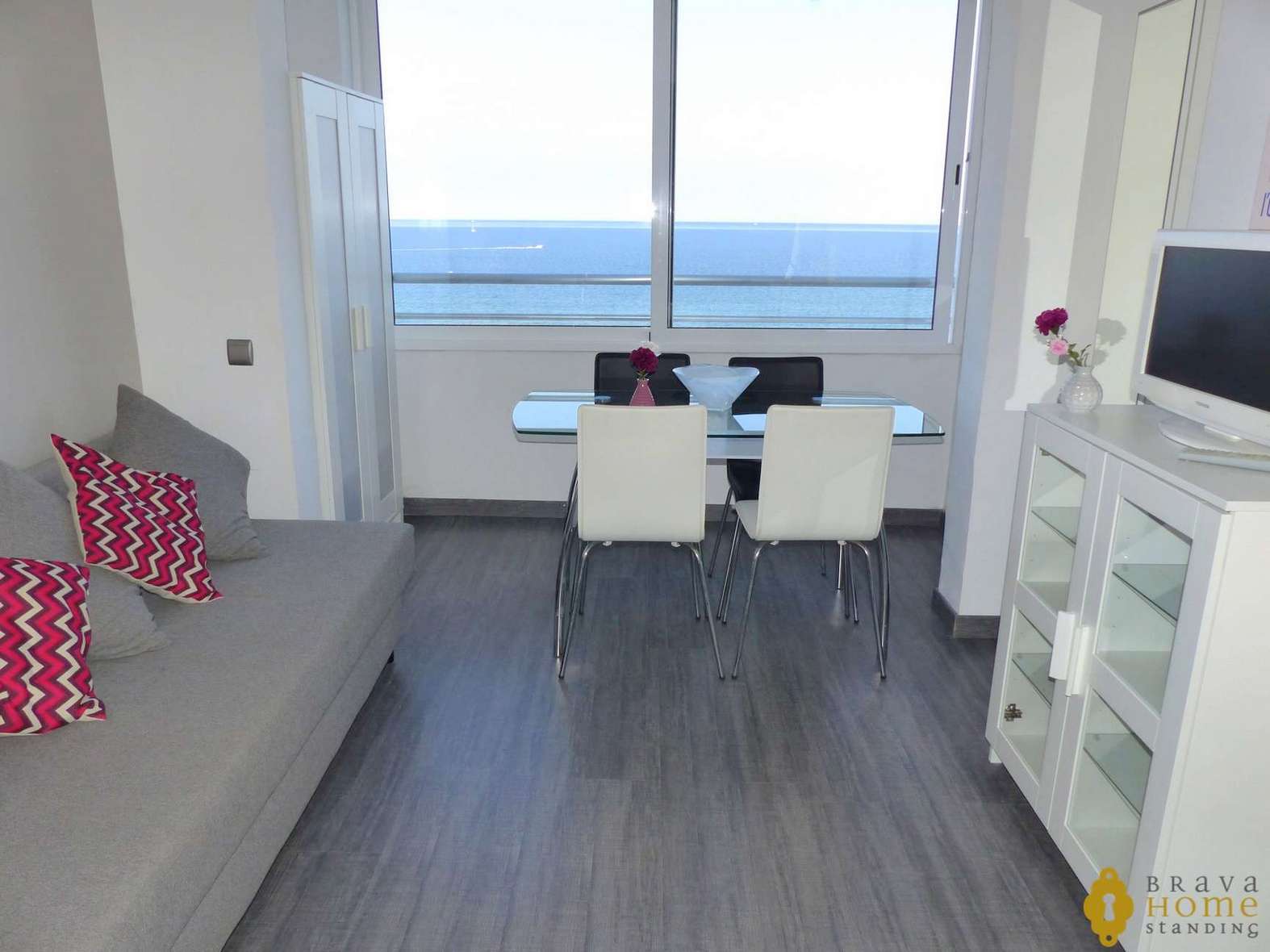 Magnifico apartamento reformado en 1era línea de mar en venta en Empuriabrava