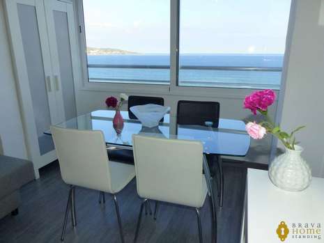 Superb apartment renovated in 1st line of sea for sale in Empuriabrava 