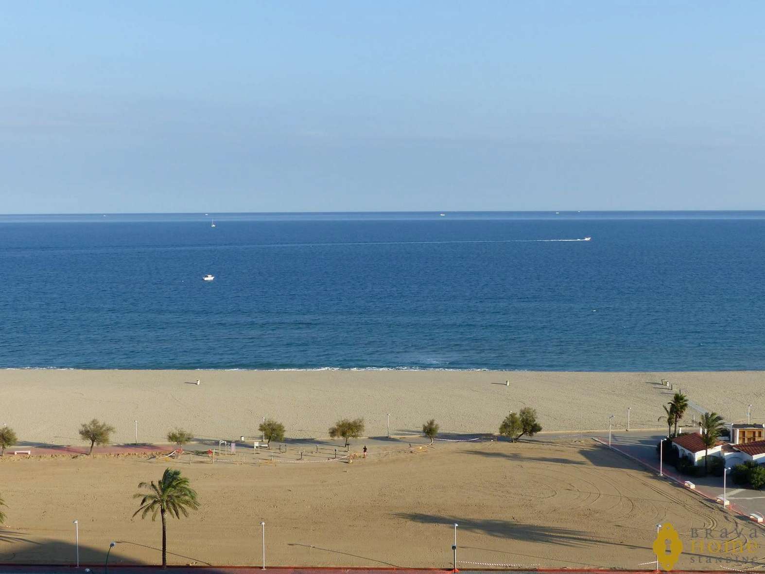 Superb apartment renovated in 1st line of sea for sale in Empuriabrava 