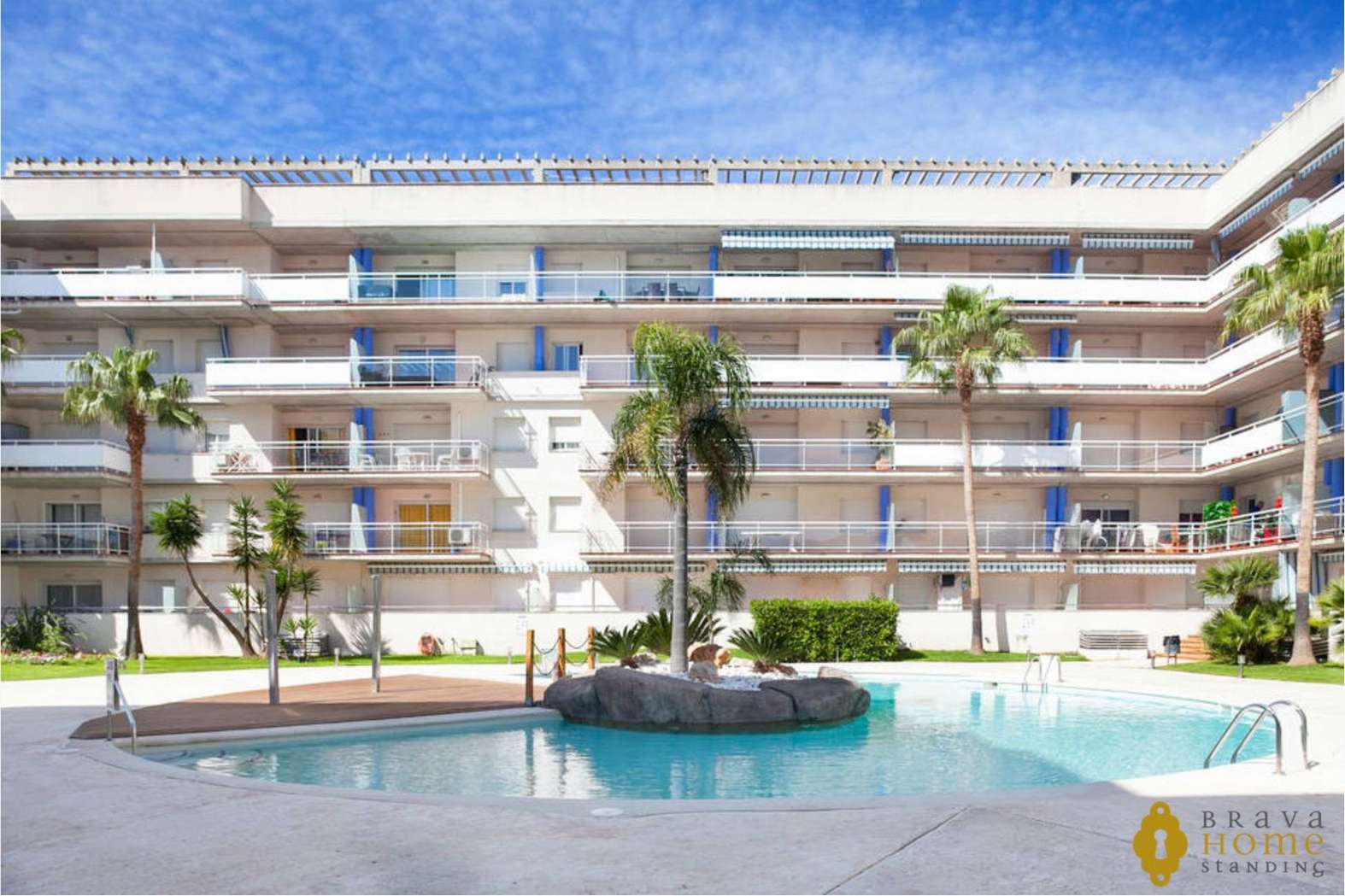 Bonic apartament amb terrassa i piscina en venda a Santa Margarida