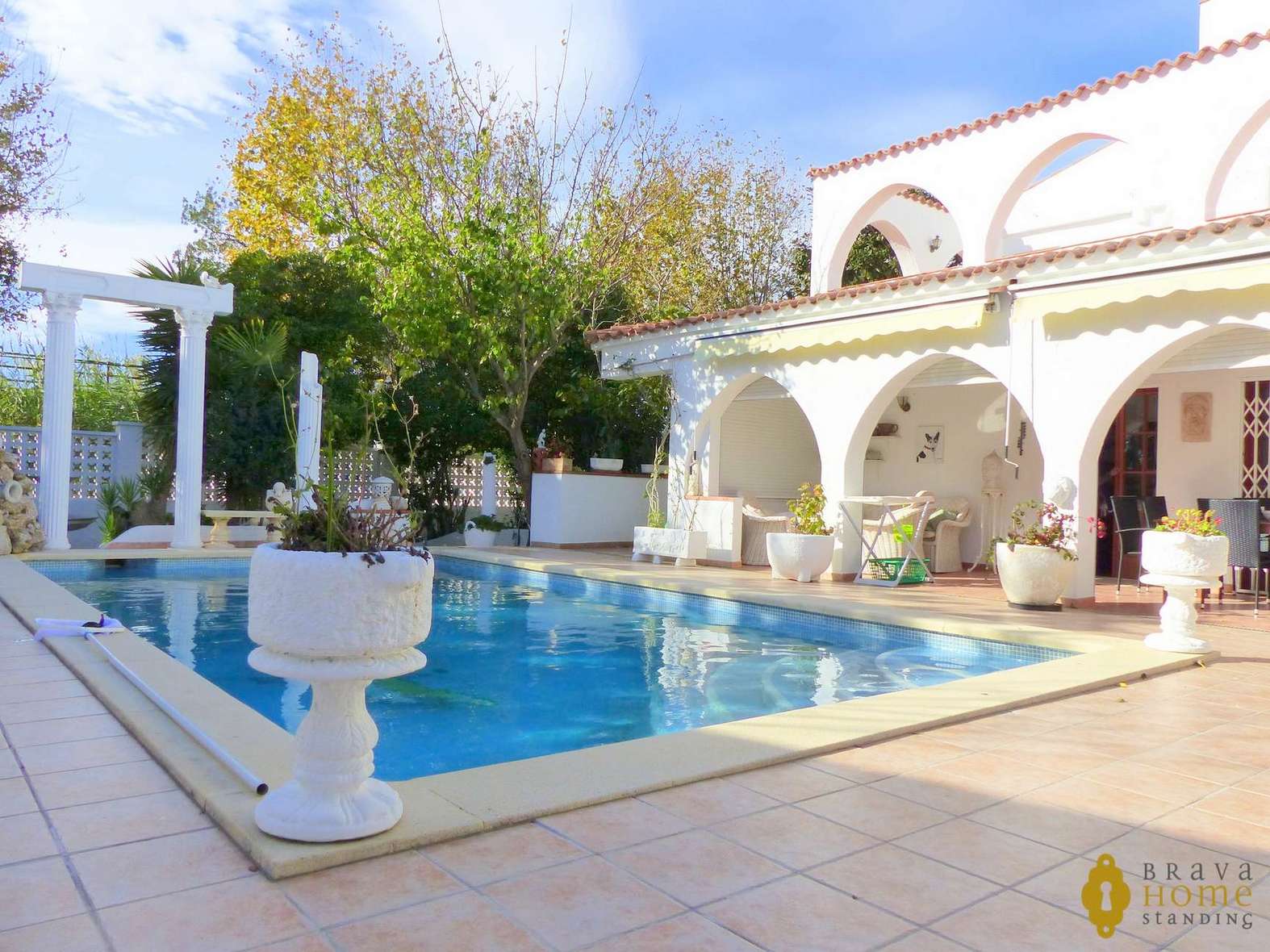 Hermosa villa con piscina cerca de la playa, en venta en Empuriabrava