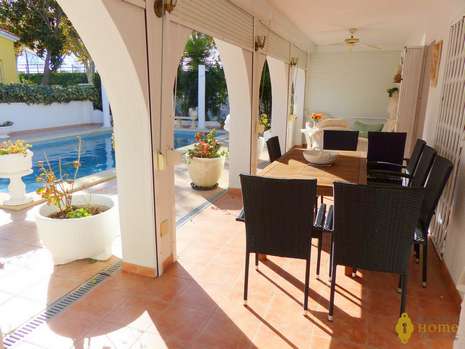Beautiful villa with pool close to the beach, for sale in Empuriabrava