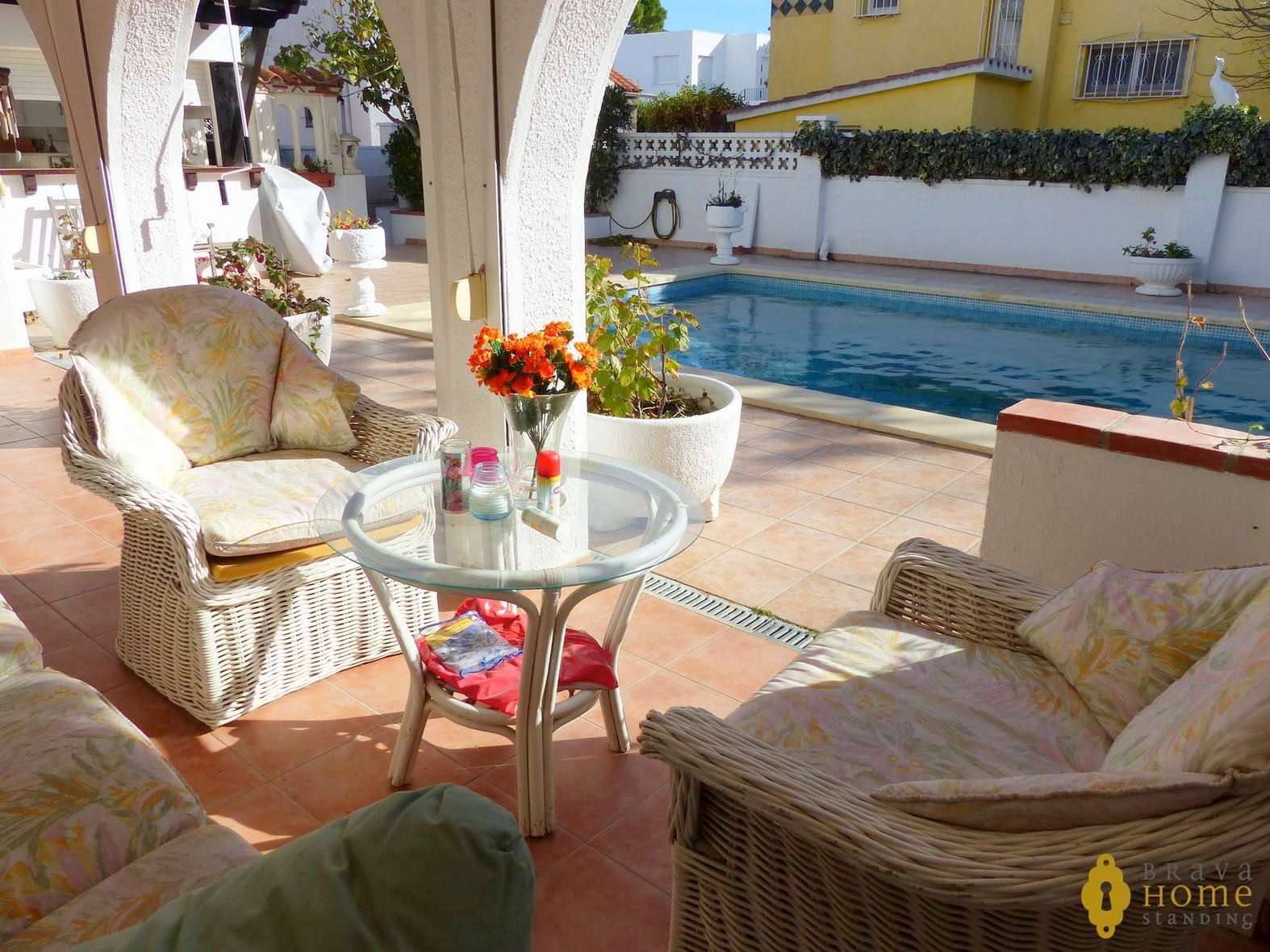 Beautiful villa with pool close to the beach, for sale in Empuriabrava