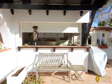 Beautiful villa with pool close to the beach, for sale in Empuriabrava