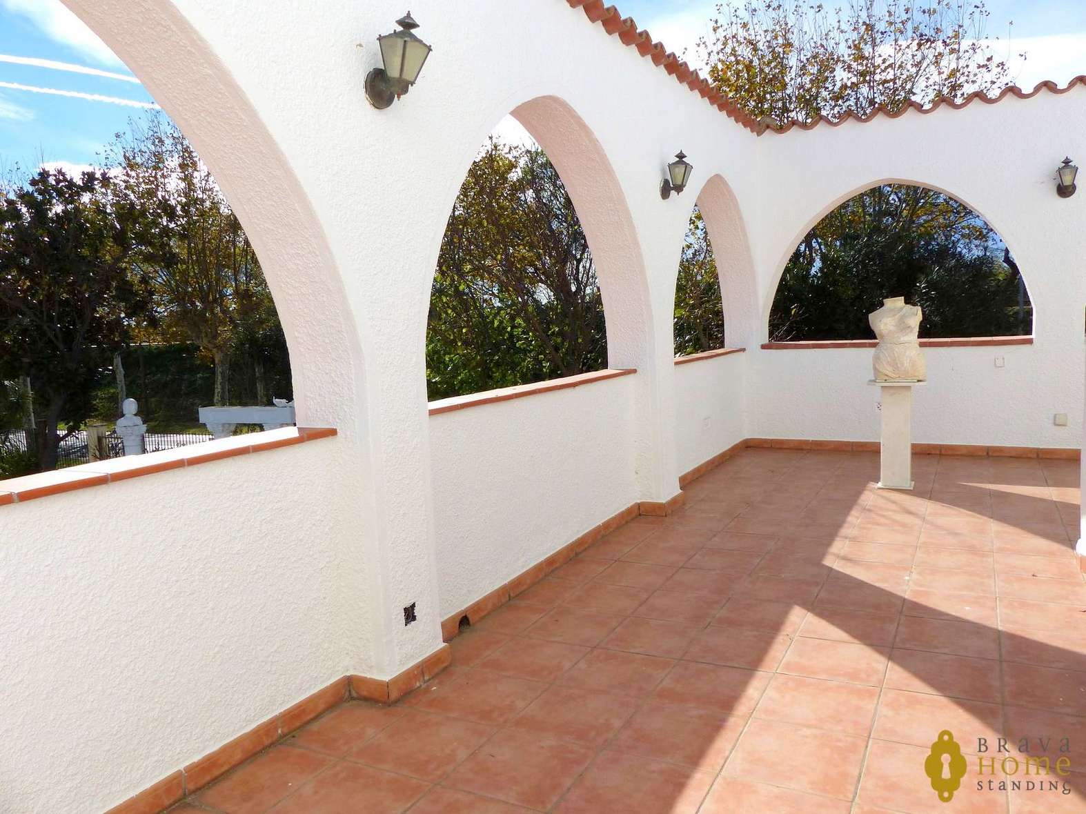 Hermosa villa con piscina cerca de la playa, en venta en Empuriabrava
