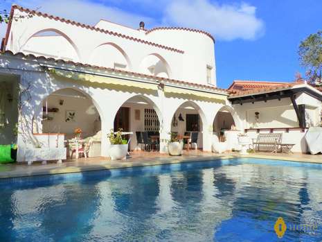 Hermosa villa con piscina cerca de la playa, en venta en Empuriabrava