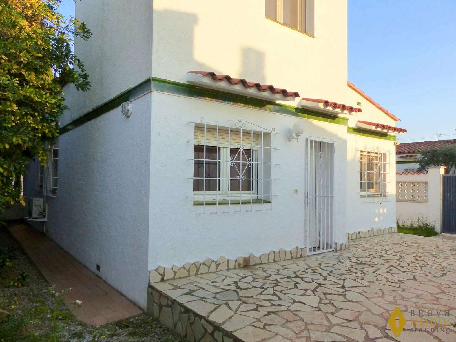 Jolie maison de 3 chambres à vendre à Empuriabrava avec grand garage