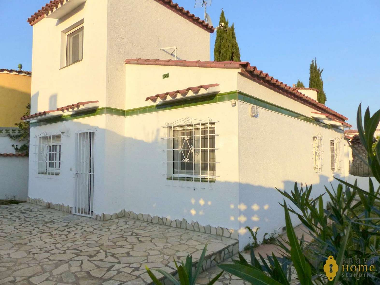 Jolie maison de 3 chambres à vendre à Empuriabrava avec grand garage