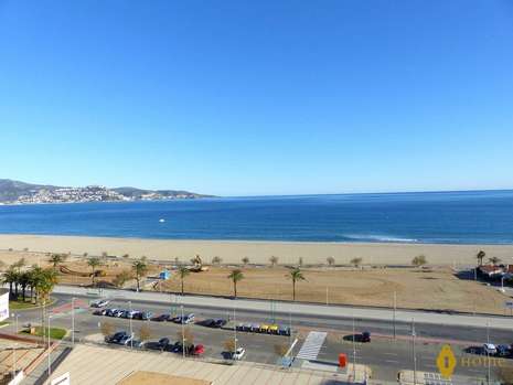 Magnifico apartamento en 1era línea de mar en venta en Empuriabrava