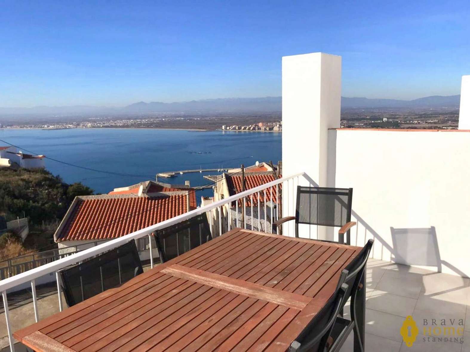 Casa con una hermosa vista de la bahía de Rosas, en venta.