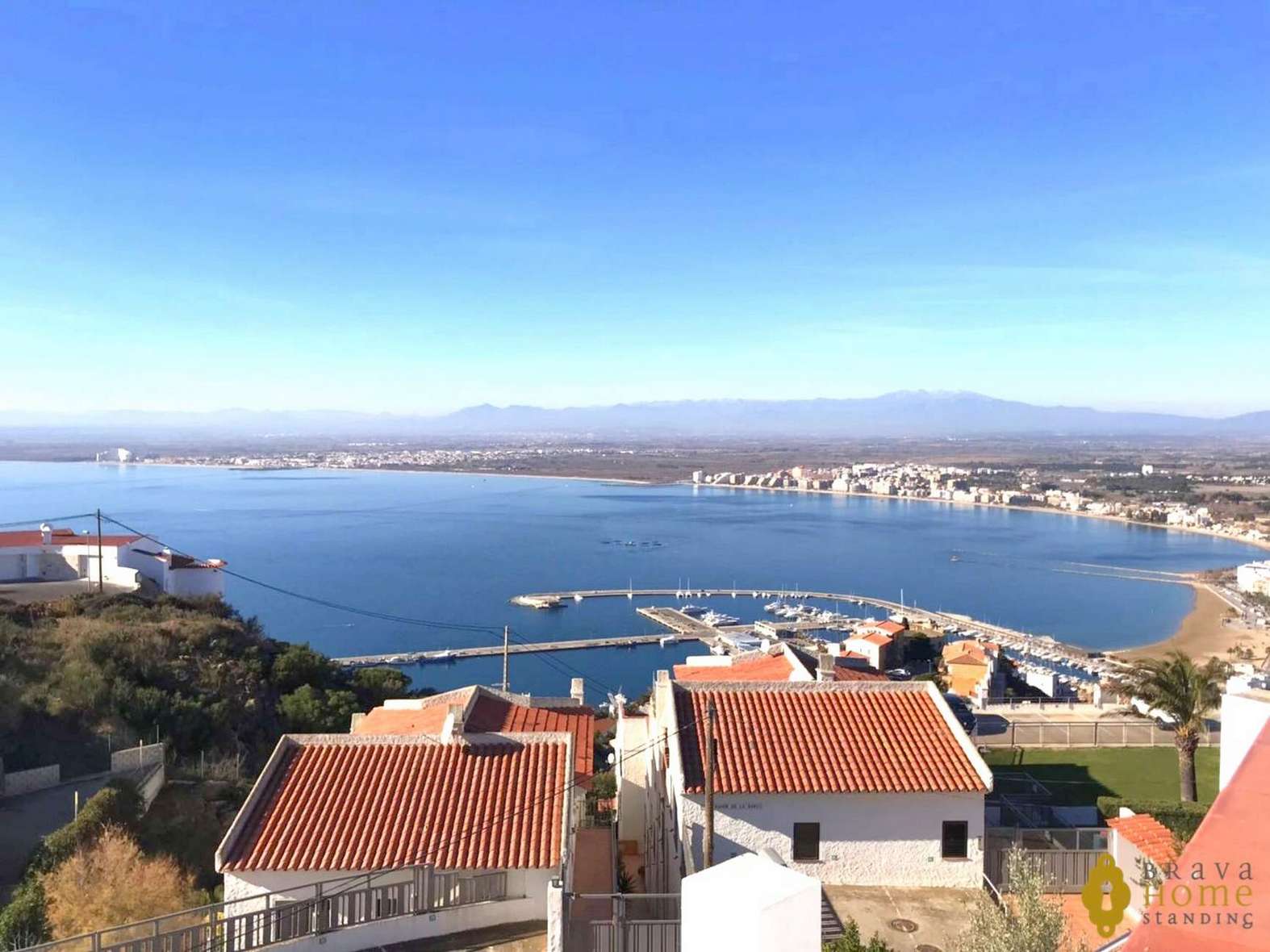 House with a beautiful view of the bay of Rosas, for sale.