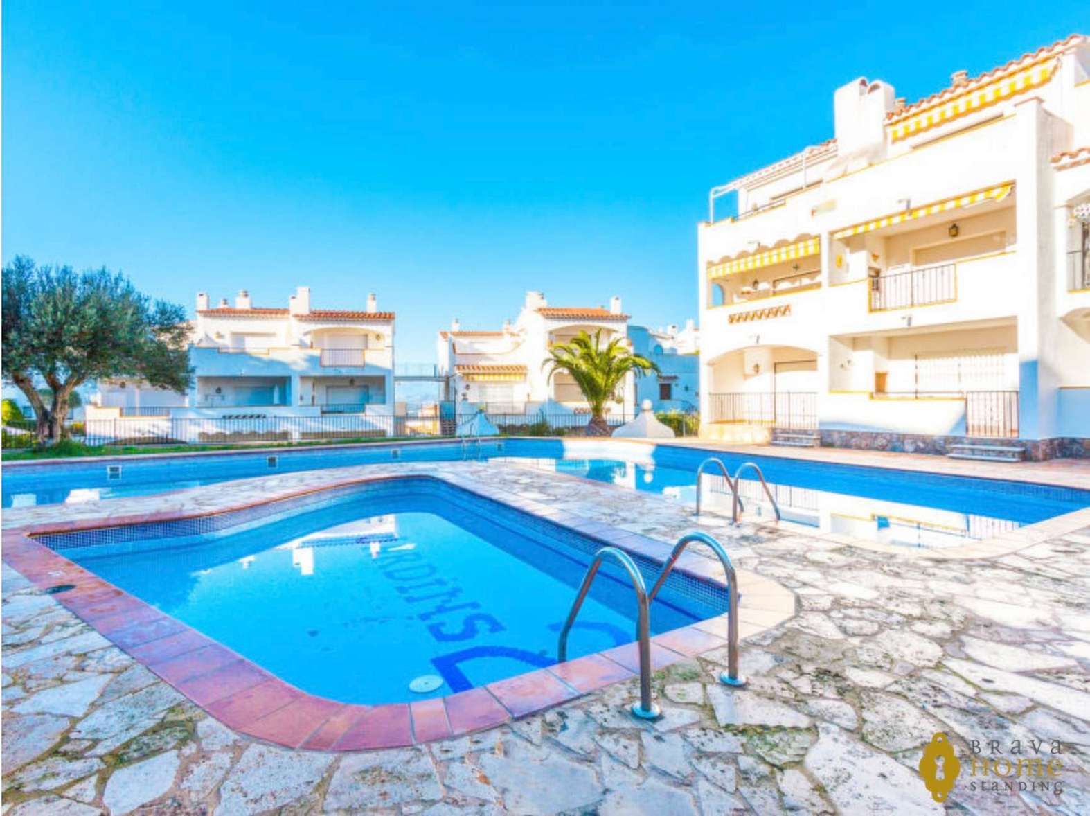 Bonito apartamento con piscina y parking en venta en Rosas