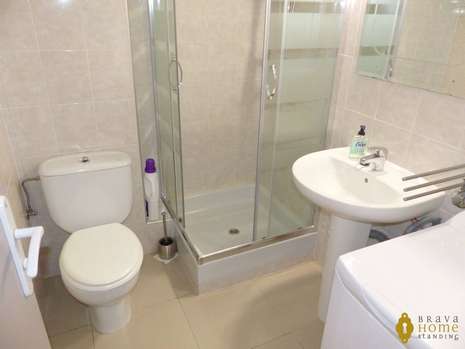 Bonito piso en primera línea de mar en venta en Empuriabrava