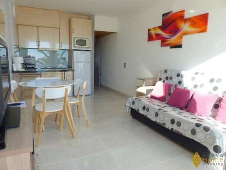 Bonito piso en primera línea de mar en venta en Empuriabrava