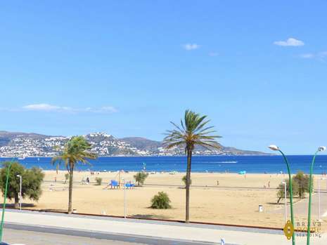 Bonito piso en primera línea de mar en venta en Empuriabrava