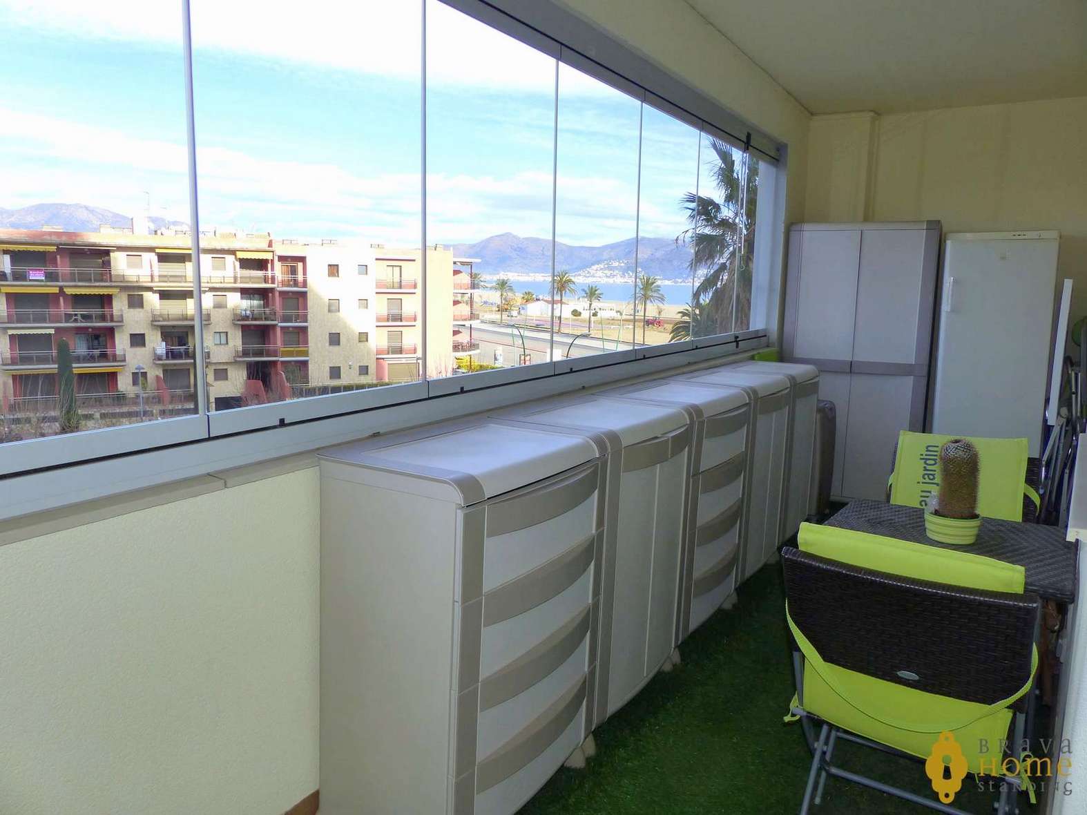 Impresionante apartamento frente a la playa en venta en Empuriabrava