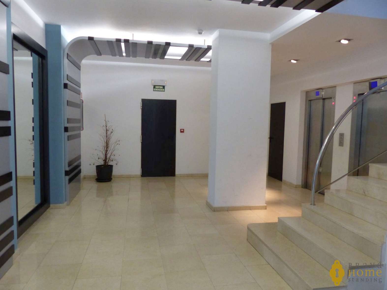Impressionant apartament davant de la platja en venda a Empuriabrava