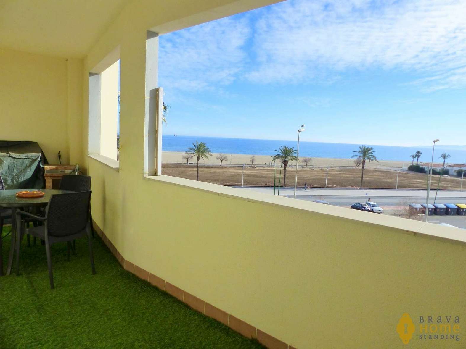 Impresionante apartamento frente a la playa en venta en Empuriabrava