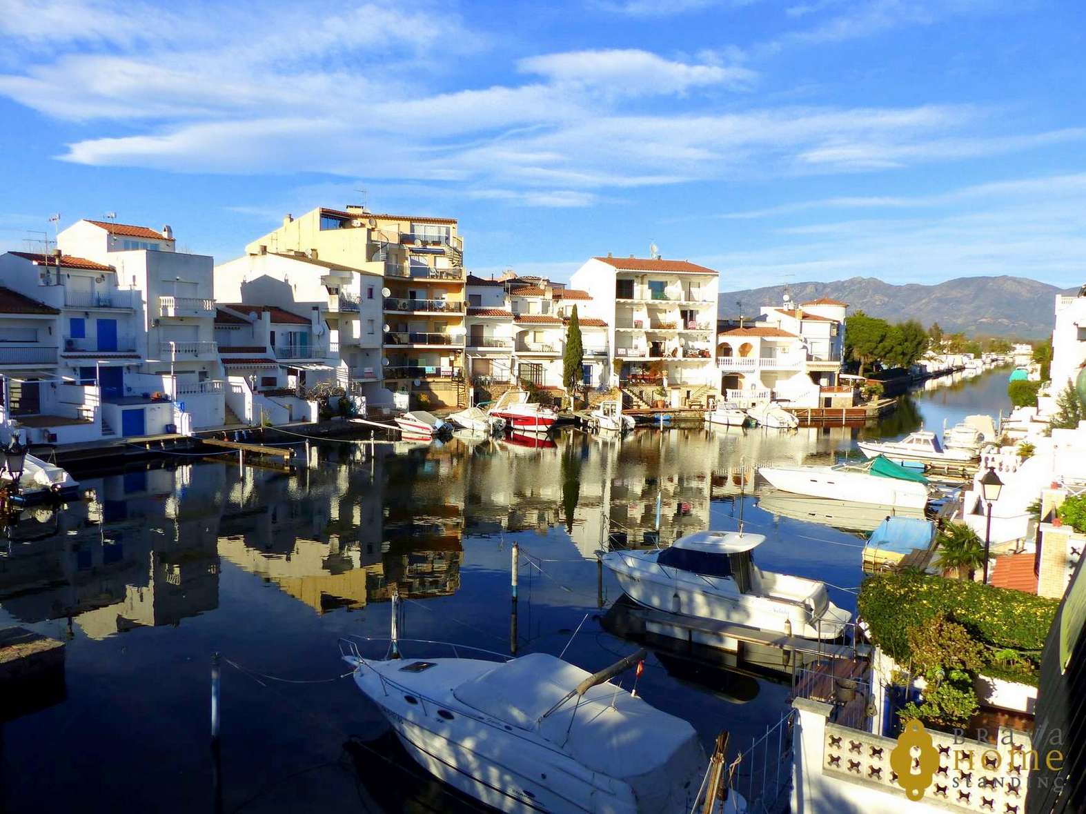 Bel appartement avec vue sur le canal, en vente à Empuriabrava.