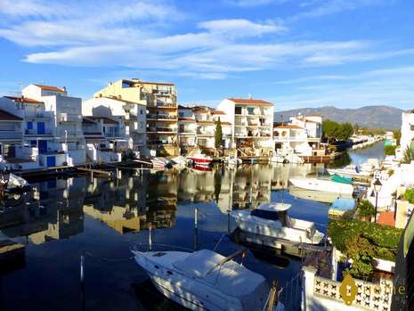 Bel appartement avec vue sur le canal, en vente à Empuriabrava.