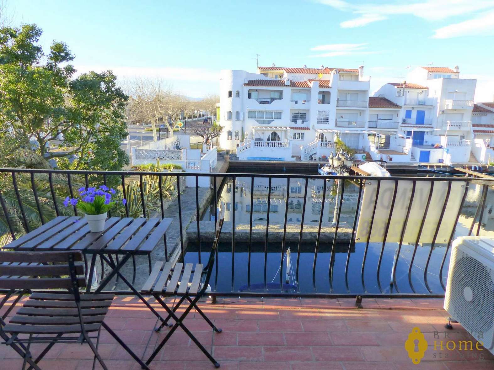 Beautiful apartment overlooking the canal, for sale in Empuriabrava.