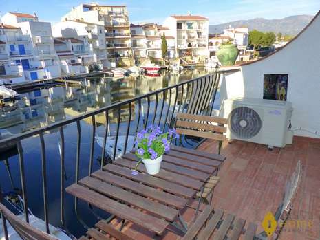 Bel appartement avec vue sur le canal, en vente à Empuriabrava.
