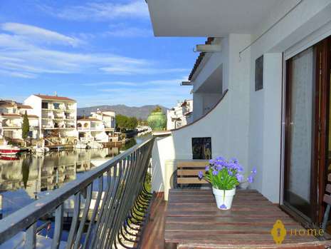 Bel appartement avec vue sur le canal, en vente à Empuriabrava.