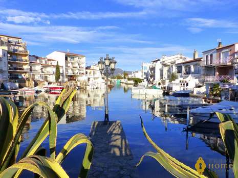 Bel appartement avec vue sur le canal, en vente à Empuriabrava.
