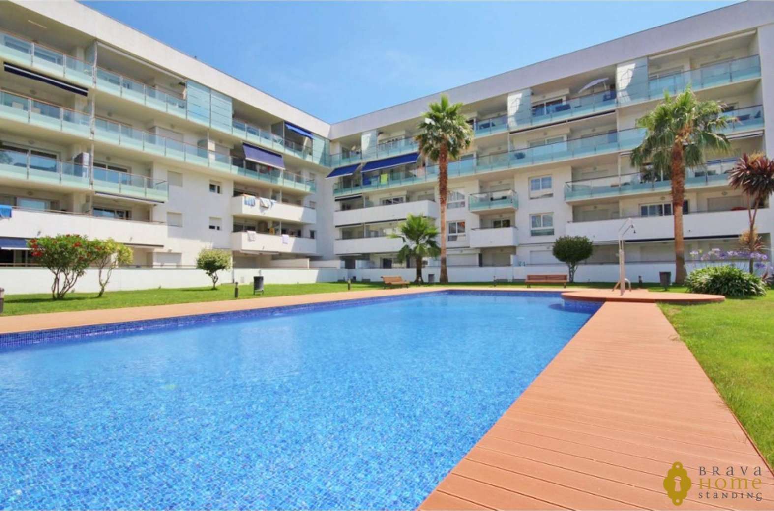 Estupendo apartamento con terraza de 45m2 en venta en Rosas - Santa