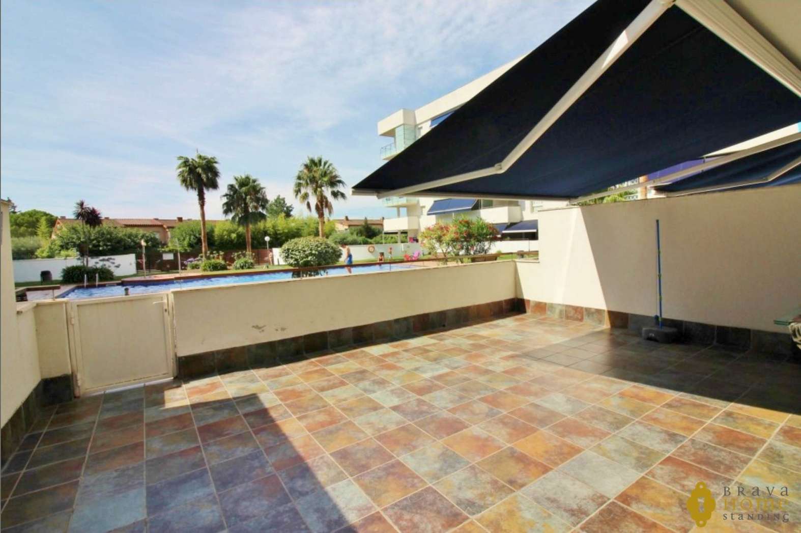 Estupendo apartamento con terraza de 45m2 en venta en Rosas - Santa