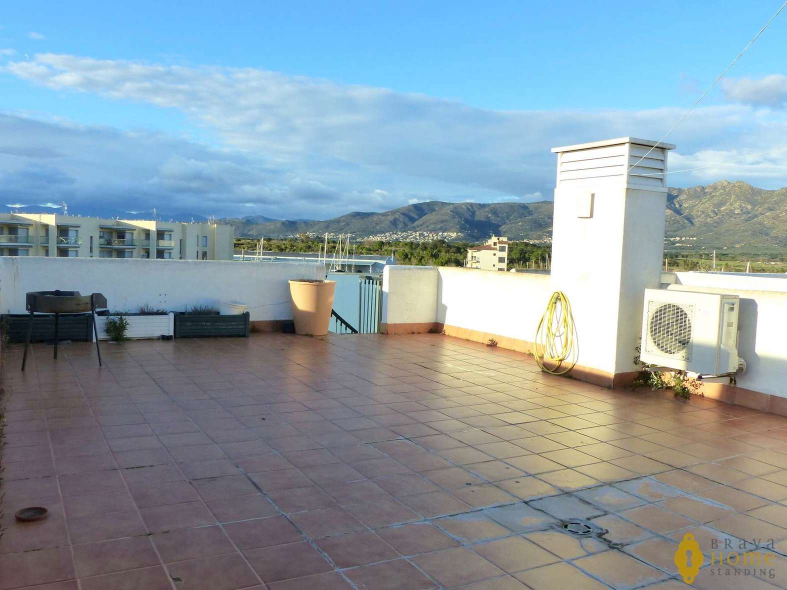 Top floor apartment with views over the canal for sale in Rosas - Santa Margarita