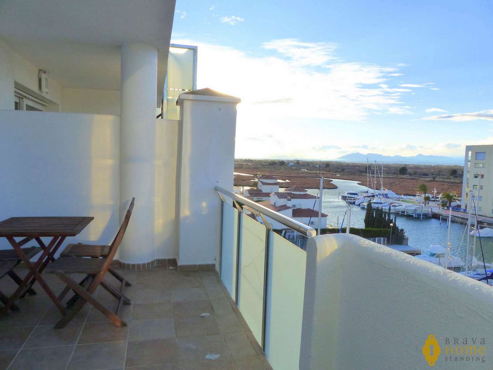 Top floor apartment with views over the canal for sale in Rosas - Santa Margarita