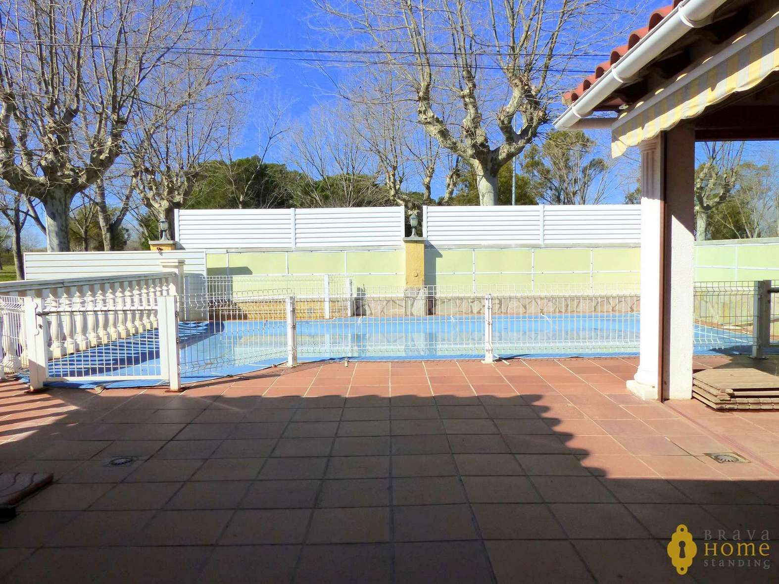 Modern villa with pool in a quiet area for sale in Empuriabrava