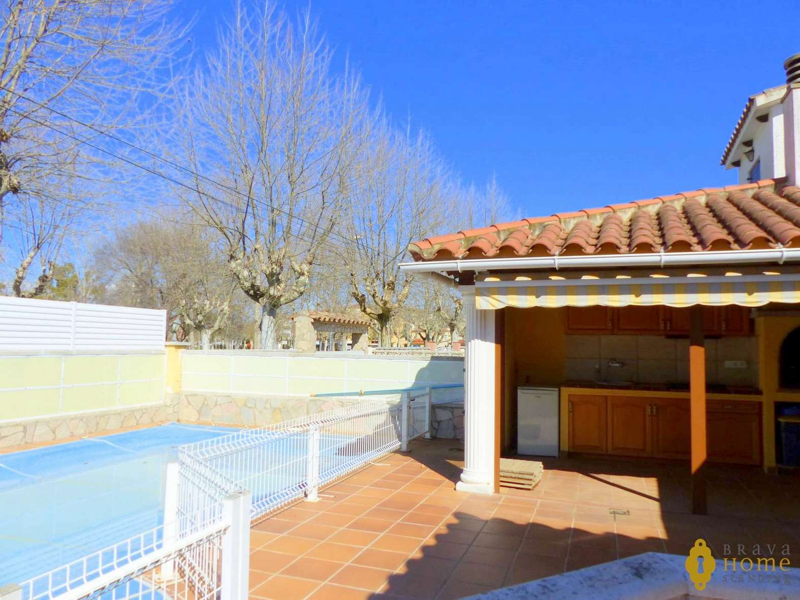 Modern villa with pool in a quiet area for sale in Empuriabrava