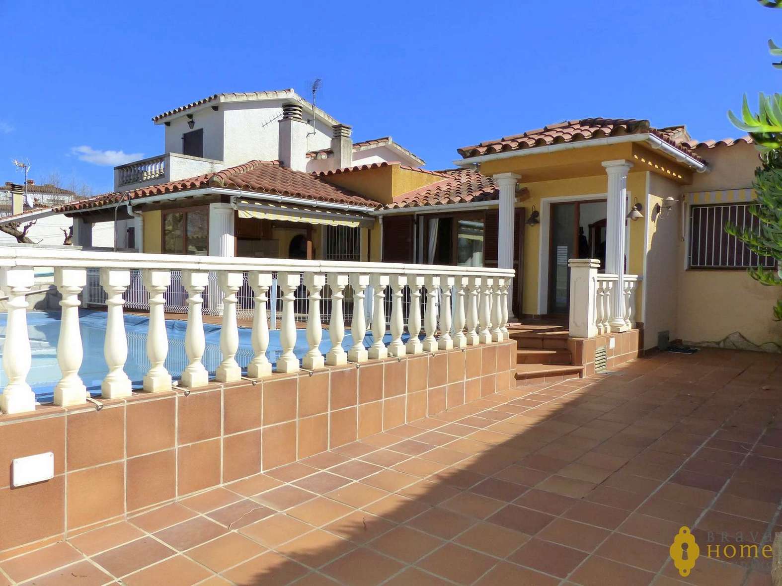 Modern villa with pool in a quiet area for sale in Empuriabrava