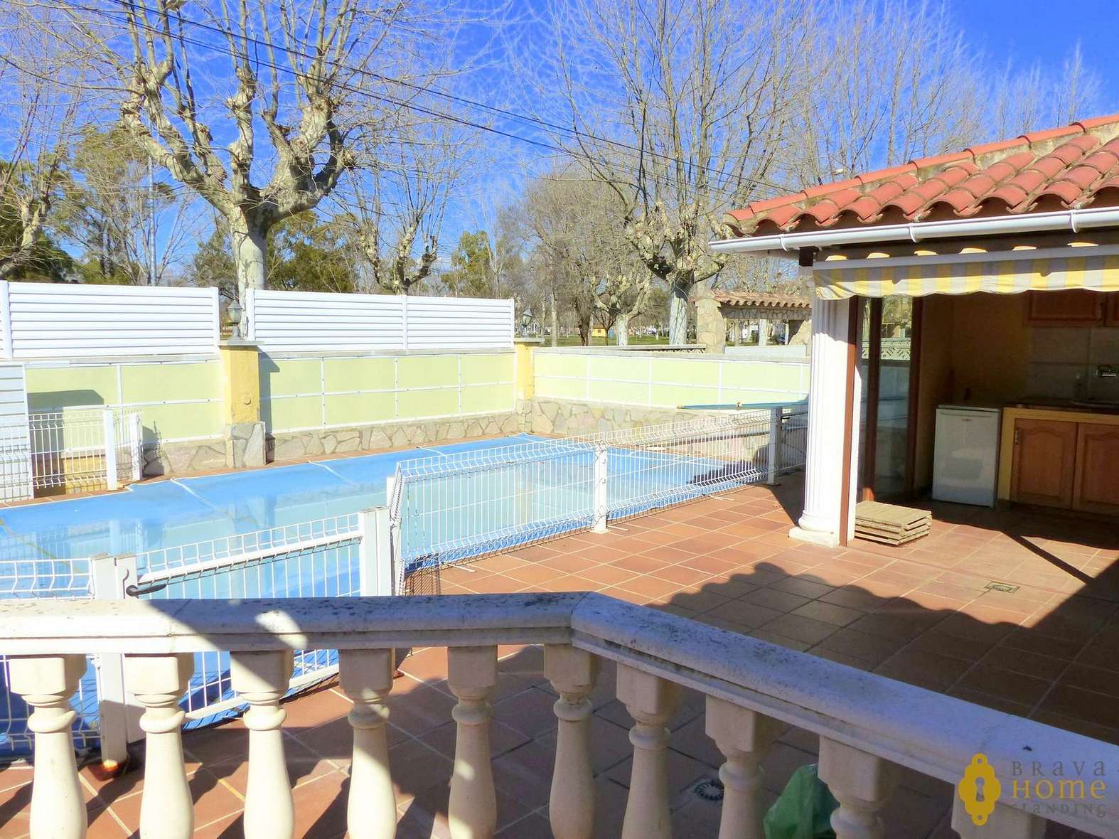 Modern villa with pool in a quiet area for sale in Empuriabrava
