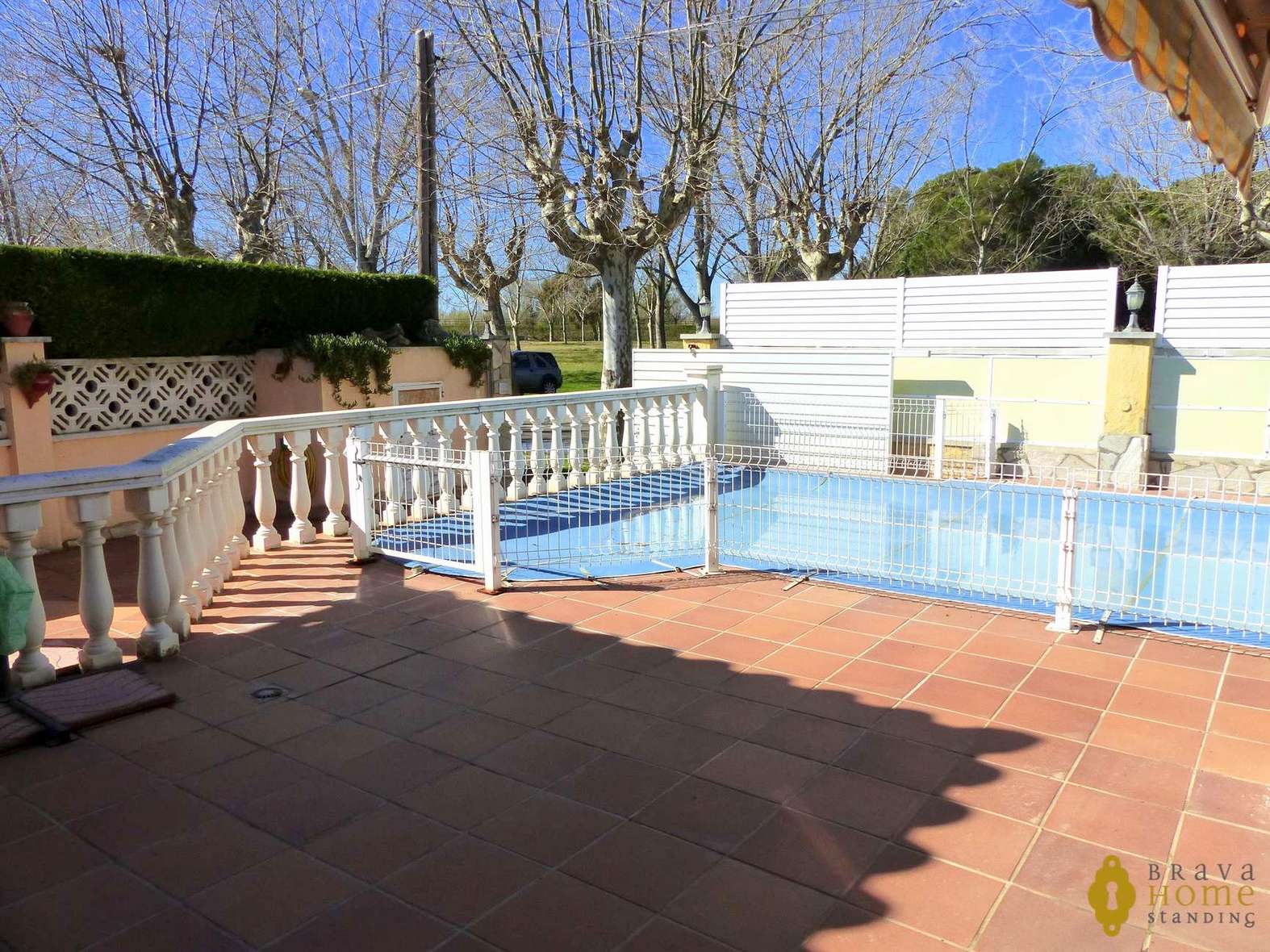 Modern villa with pool in a quiet area for sale in Empuriabrava