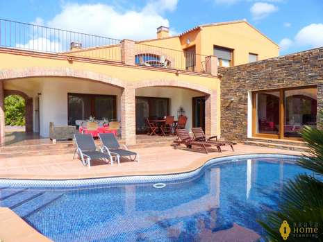 Magnificent villa for sale within the Golf of Peralada