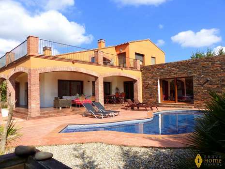 Magnificent villa for sale within the Golf of Peralada