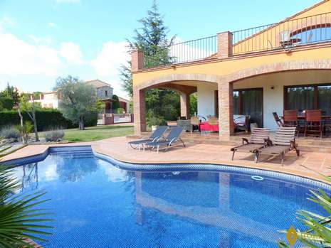 Magnificent villa for sale within the Golf of Peralada